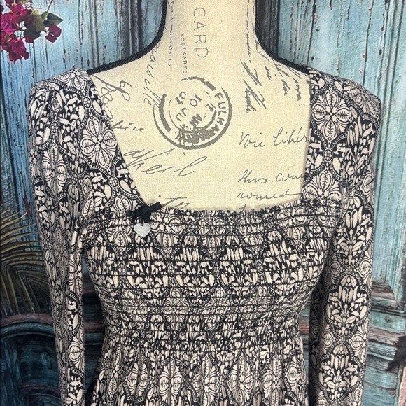 Guess long sleeve stretchy dress, size large, good condition - Picture 4 of 12